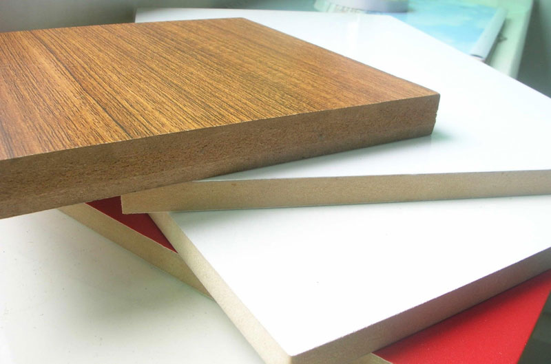 Lõi gỗ MDF làm từ sợi/ bột gỗ nên khá mịn màng